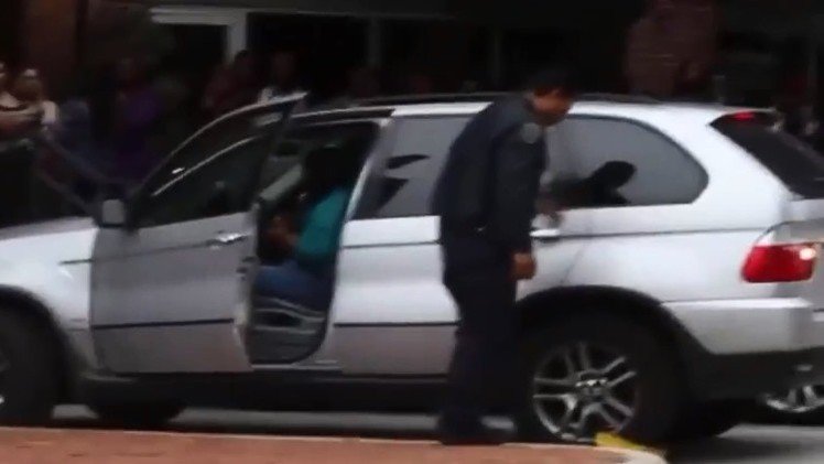 Una mujer escapa en su BMW de un 'cepo' policial 
