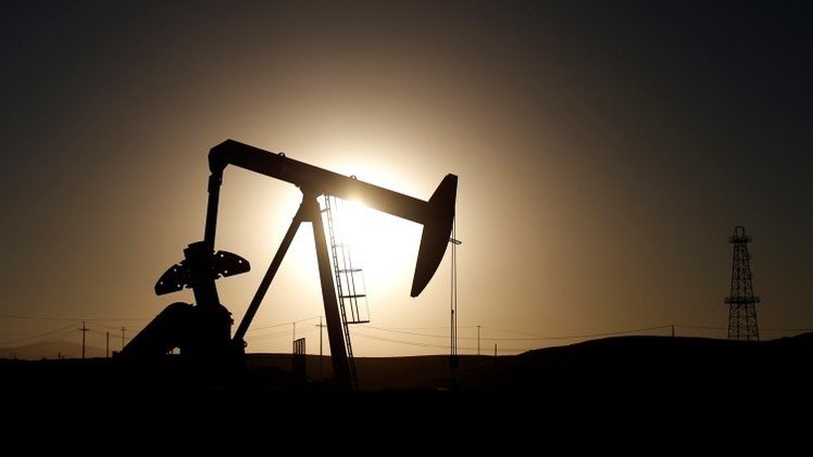 Experto: El precio del petróleo puede caer hasta los 20 dólares por barril