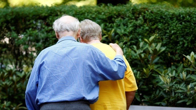 Reino Unido: Pareja de ancianos, a punto de ser separada por funcionarios tras 50 años de matrimonio