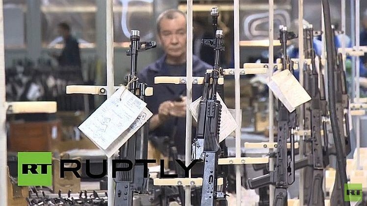 Video: RT se adentra en la fábrica de los legendarios fusiles Kaláshnikov