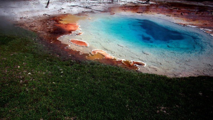 Científicos revelan los auténticos colores de las aguas termales de Yellowstone 