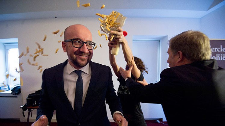 Video: Atacan con patatas fritas al primer ministro belga