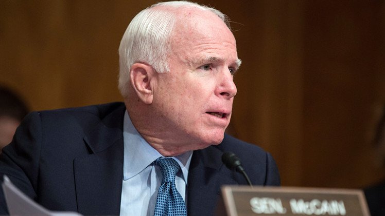 McCain: "Debemos agradecer a los sauditas la bajada del precio del petróleo"