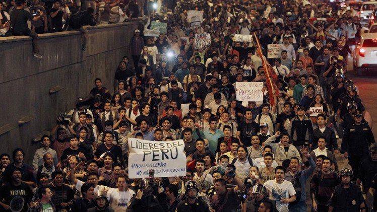 Fotos, videos: Marcha multitudinaria en Perú contra la polémica ley de empleo juvenil