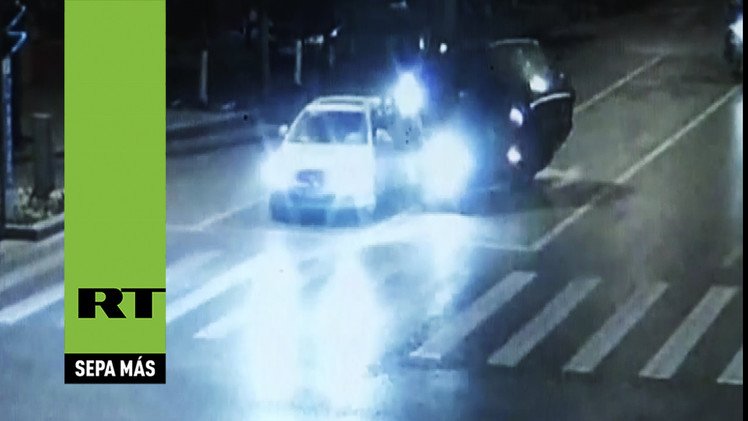 La asombrosa parada en un semáforo de un conductor novato chino