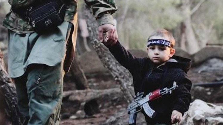 "Mi pequeño está solo en Siria": Reconoce a su hijo secuestrado por padre yihadista en fotos del EI