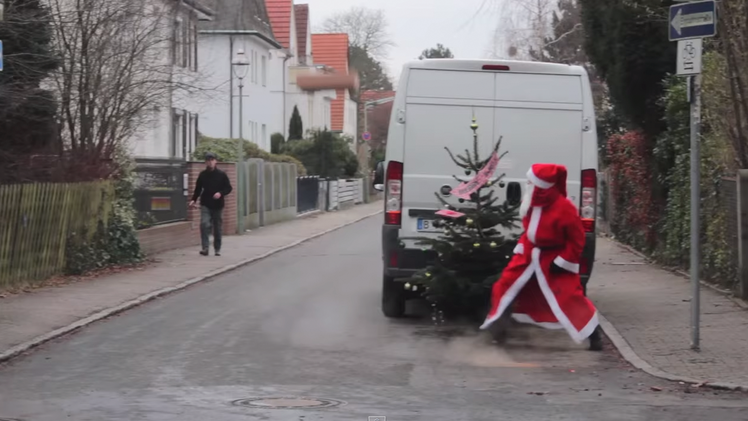Un malvado Papá Noel hace una broma navideña que termina con una simpática sorpresa