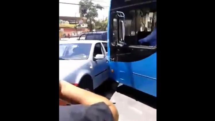 Chile: Conductor de autobús se lleva por delante un bloqueo de unos vándalos