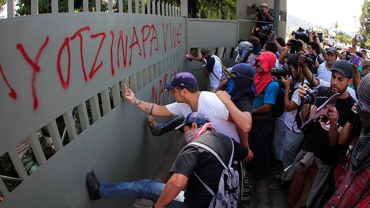 Video, Fotos: Protesta por el caso Ayotzinapa ataca una base militar en Iguala