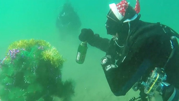 Video: Buzos rusos beben champán y bailan alrededor de árbol de navidad bajo el agua casi congelada
