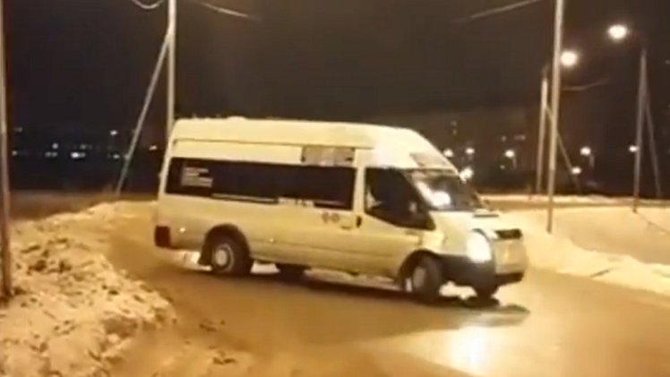Rusia: Conductor de un minibús 'driftea' como un profesional