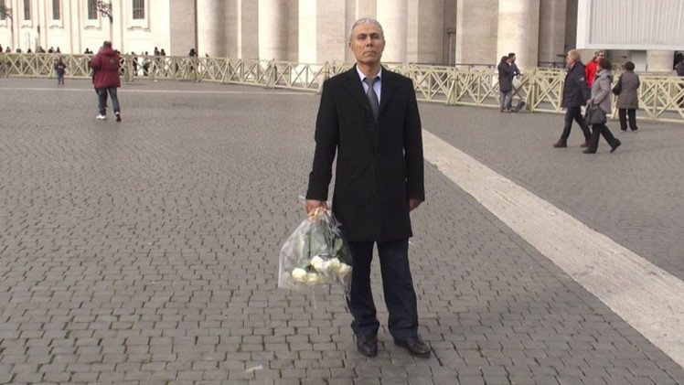 El hombre que intentó matar a Juan Pablo II coloca rosas sobre su tumba