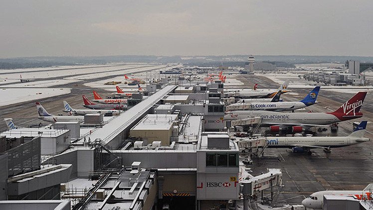Reino Unido: Avión con fallo en el tren de aterrizaje toca suelo en el aeropuerto de Gatwick