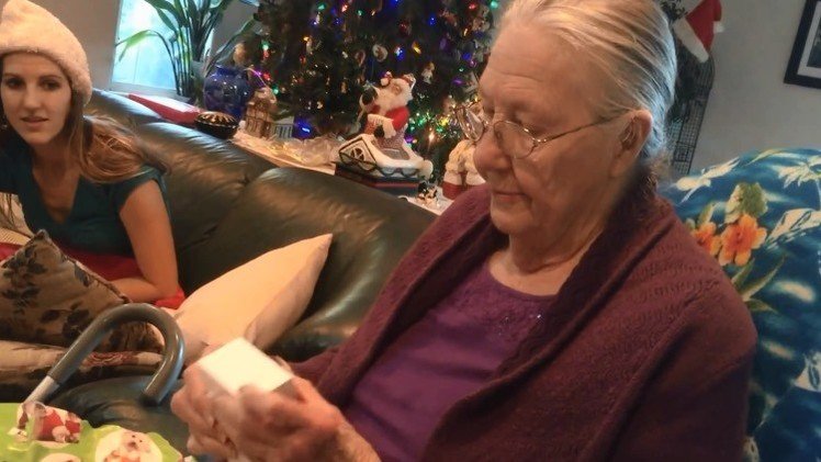 La abuela no acepta móviles de regalo… excepto si son de chocolate
