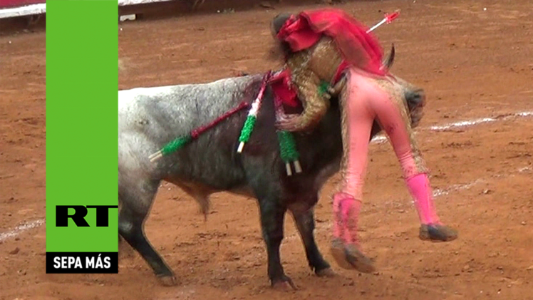 Un toro ataca brutalmente dos veces a una torera mexicana