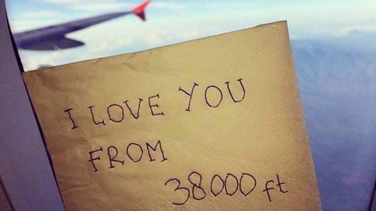 Un mensaje de una auxiliar del vuelo accidentado de AirAsia emociona a la Red