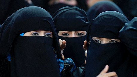 Video: Arabia Saudita investigará a una mujer que se disfrazó de hombre para ir al fútbol