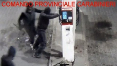 La forma más rudimentaria de robar una gasolinera