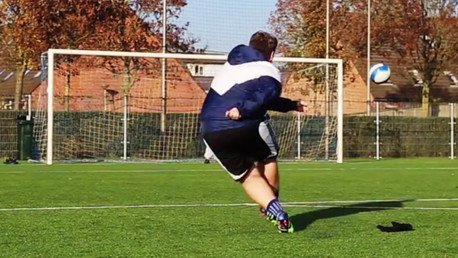 El mejor pateador de tiros libres del mundo no es un futbolista profesional