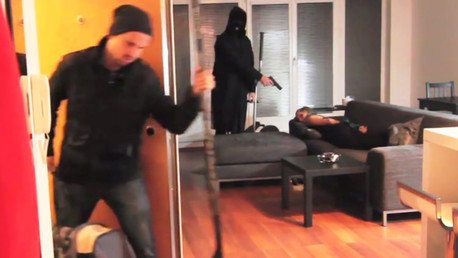 Quiere vengarse de una broma de sus amigos, pero cae en otra trampa