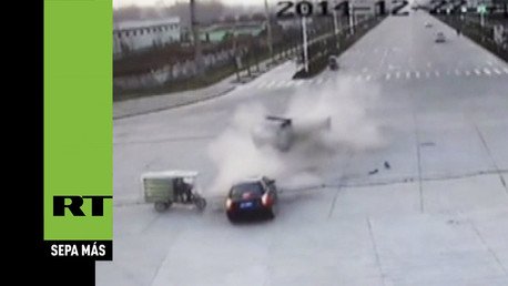 Precisión china: conductor no titubea y se salva de una muerte segura