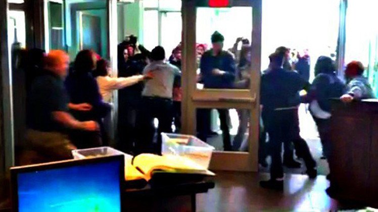 Video: Un grupo de indignados asalta una comisaría en EE.UU. y se enfrenta a los policías