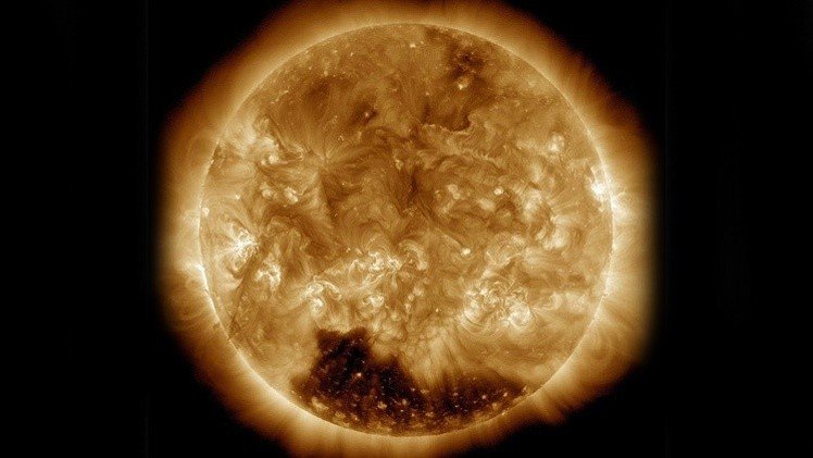 Sorprendente aparición de un enorme agujero en la superficie del Sol