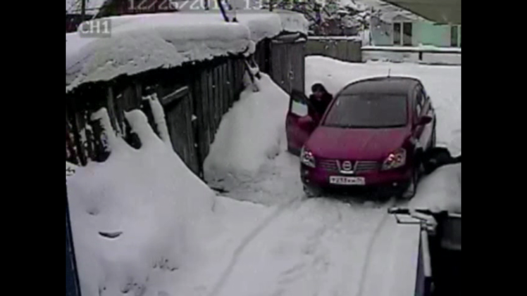 Una mujer atropella varias veces a su vecina por rayar su auto (FUERTES IMÁGENES)