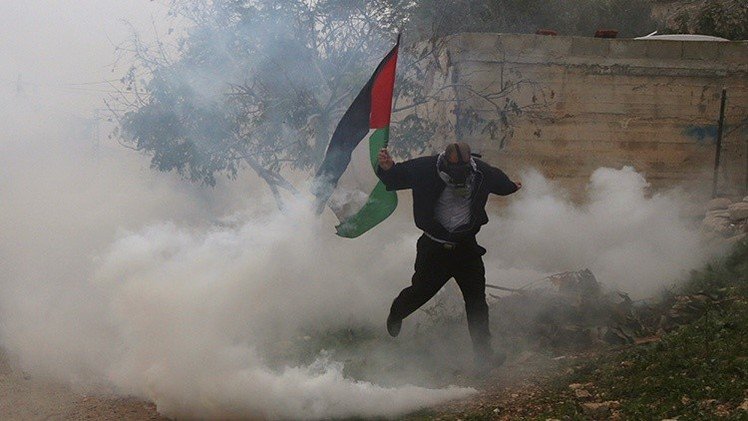 Fuerzas israelíes dispersan a manifestantes en Cisjordania con gases lacrimógenos