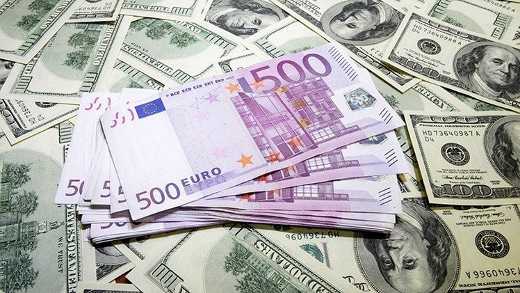 Analista: Occidente financia a políticos ucranianos con "dinero negro"