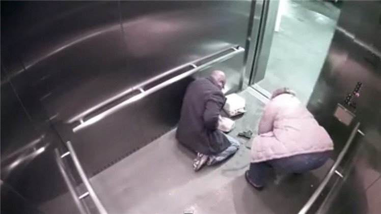 'Loca academia de policía': Un oficial de EE.UU. se dispara a sí mismo en un ascensor