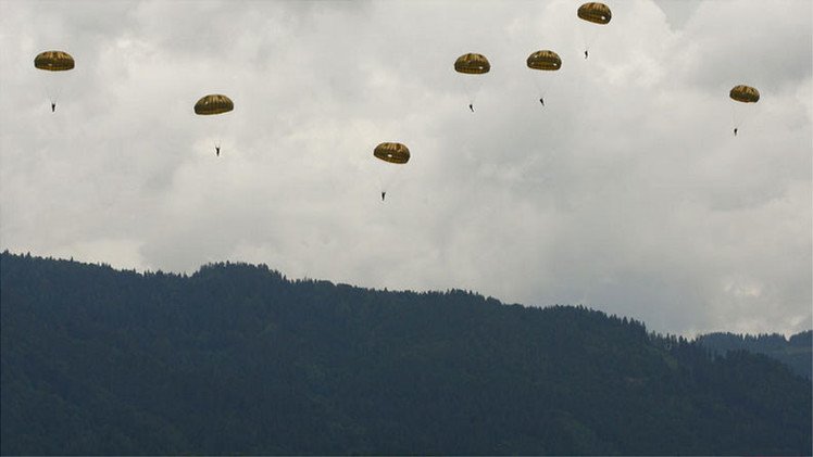 Ocupantes de un avión se lanzan en paracaídas antes de que el aparato se estrellara en Nueva Zelanda