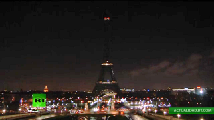 VIDEO: La Torre Eiffel 'se apaga' en memoria de las víctimas del ataque a 'Charlie Hebdo'