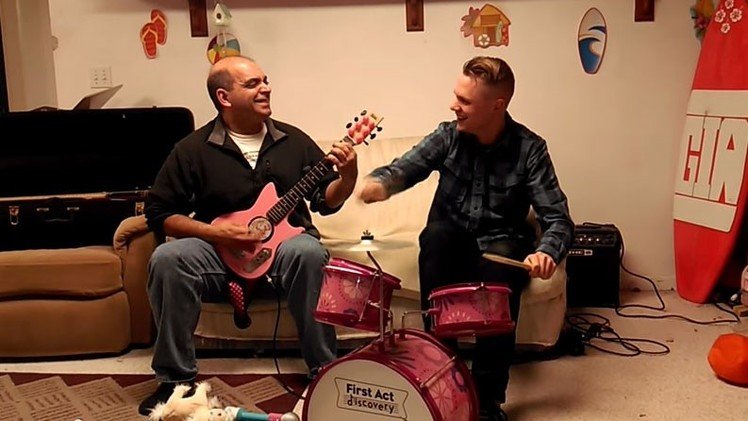 Esto es lo que pasa cuando una guitarra y batería de juguete caen en manos de dos 'rockeros'