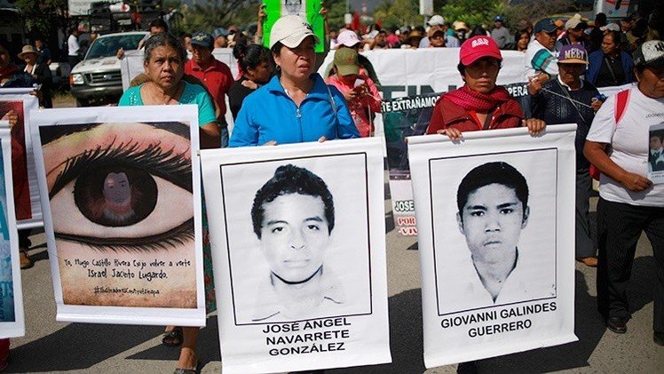 México: Padres de los 43 normalistas irrumpen en un batallón de ...