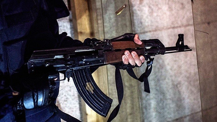 Una tienda de armas usa la foto de un rehén decapitado por EI como publicidad de AK-47