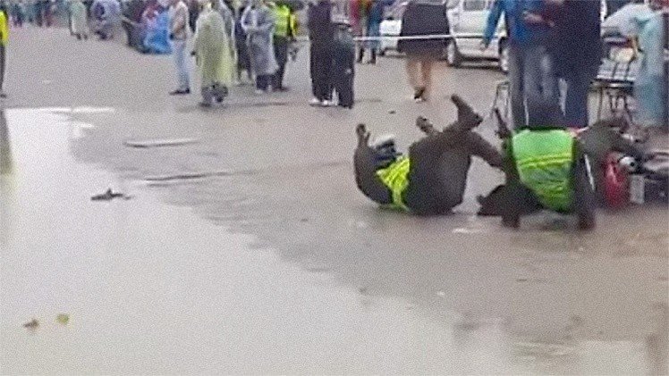 Dos policías sufren un gracioso accidente de moto en el Dakar