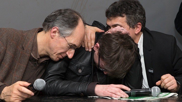 "No sabía si aún podía dibujar": Caricaturista de 'Charlie Hebdo' rompe en llanto en rueda de prensa