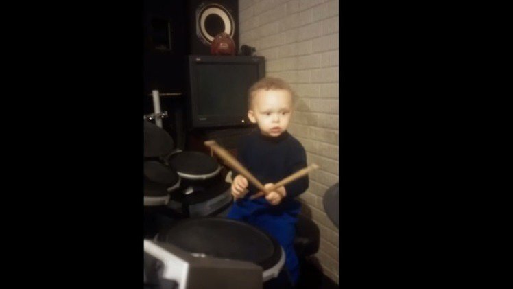 Un niño de dos años sorprende con su acompañamiento en la batería a una canción rock 