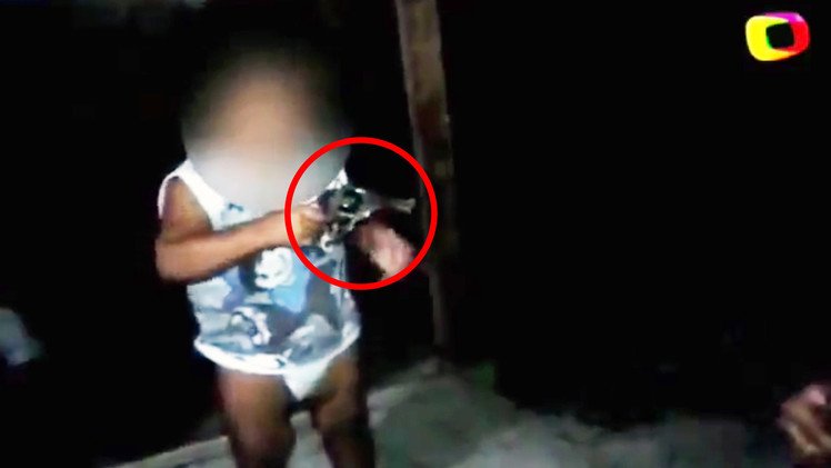 Madre filma a su bebé de dos años manipulando un arma