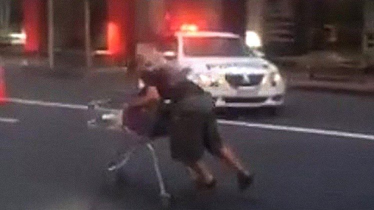 Un hombre huye de la Policía en un carrito de supermercado