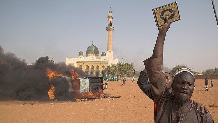 Fotos: 5 muertos y 10 iglesias quemadas en la protesta contra 'Charlie Hebdo' en Níger