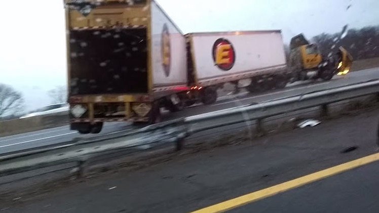 Un trailer pierde el control y casi aplasta un coche en una carretera congelada