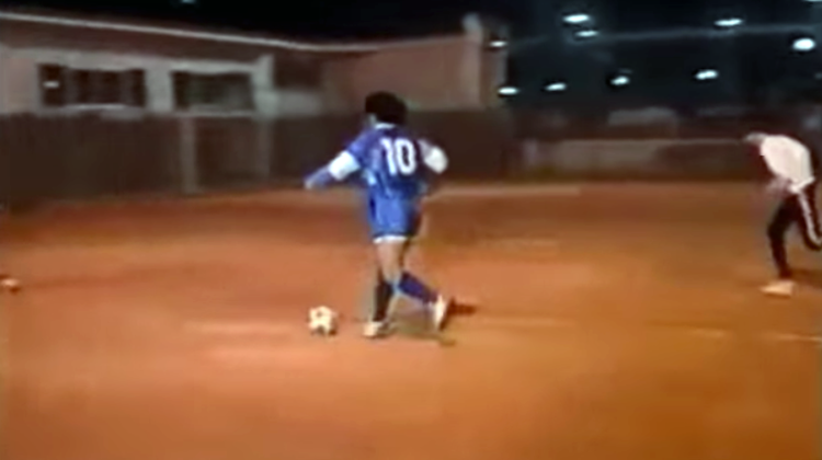 Un raro video de Maradona jugando futsal arrasa en la Red
