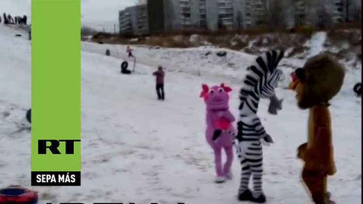 Un grupo de 'dibujos animados' se pelea con un hombre en un parque ruso 
