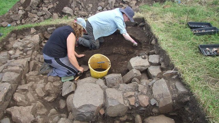 Hallan una estructura misteriosa durante la excavación en un castillo irlandés
