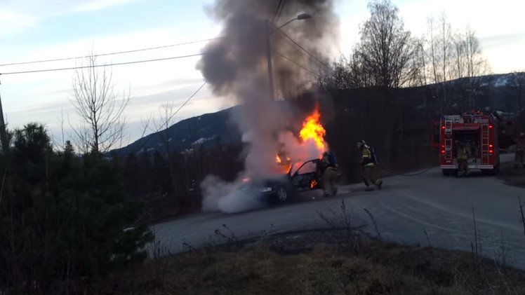 No salió como esperaban: al apagar un auto en llamas les aguarda una sorpresa