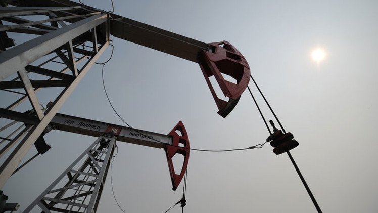 Periodista: Rusia se beneficiará de la caída en los precios del petróleo