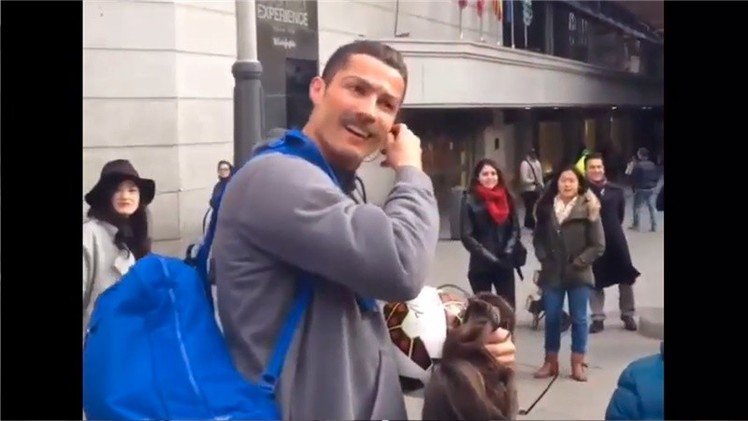 El lado más tierno de Ronaldo: Se pone bigote y peluca para sorprender a un niño