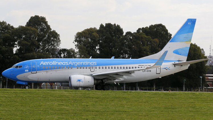 Aerolíneas Argentinas deja en ridículo a pasajero machista que exige auxiliares de vuelo más bonitas